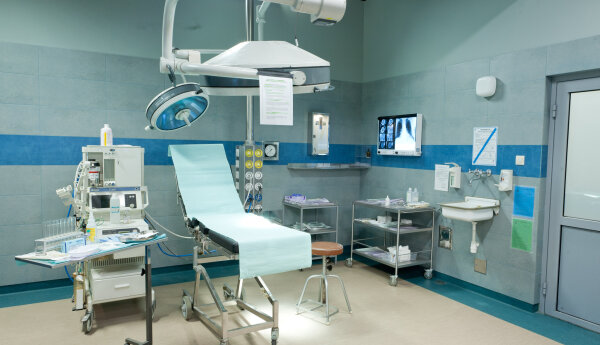Podglądnij "Szpital" gdy nikt inny nie patrzy.