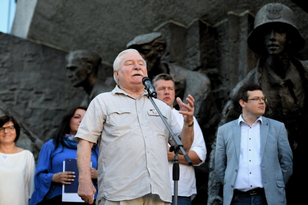 Lech Wałęsa na placu Krasińskich Jacek Turczyk / PAP